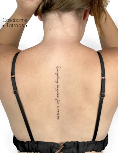 Tatouage de la phrase 'Everything happens for a reason', le long de la colonne, à Toulouse