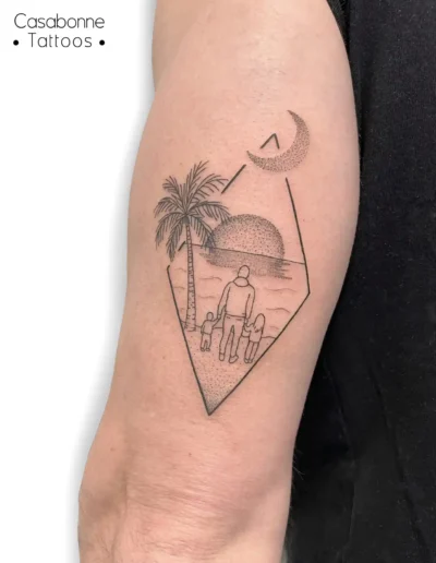 Tatouage ligne fine d'une famille sur la plage dans un cadre, sur le bras, à Toulouse