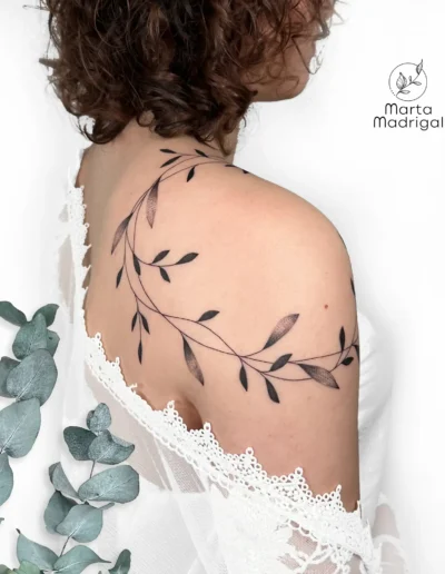 Tatouage freehand de feuillage (guirlande de feuilles) sur l'epaule, a Toulouse