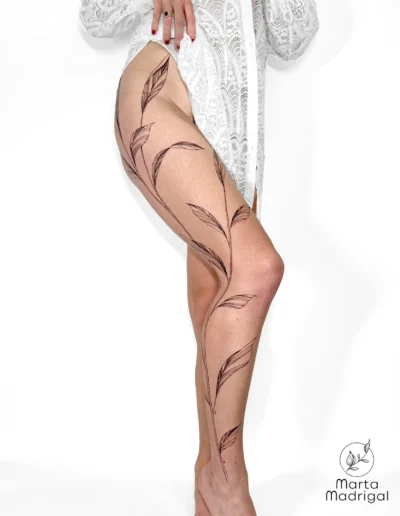 Tatouage de feuillage en spirale sur toute la jambe, a Toulouse