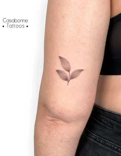Petit tatouage flash d'une feuille, sur le bras, à Toulouse