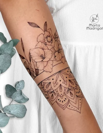 Tatouage floral et mandala sur l'avant-bras, a Toulouse