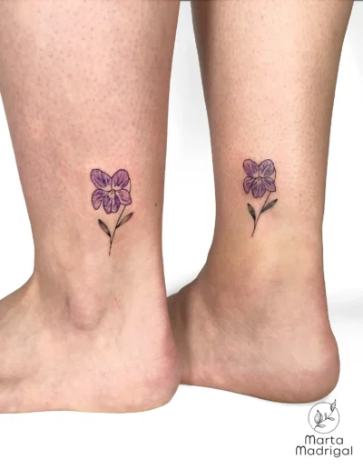 Tatouages assortis de violettes couleur sur les chevilles (duo), a Toulouse