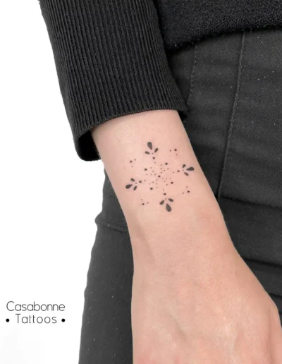 Tatouage dotwork d'un flocon géométrique, sur le poignet, à Toulouse