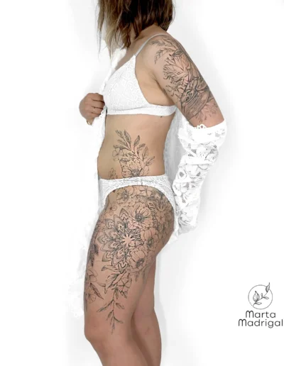 Tatouage floral avec mandala, baleine et tortue sur la cuisse et la hanche, a Toulouse