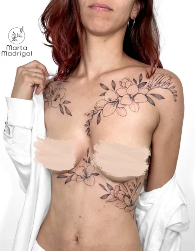 Tatouage de freesias sur l'epaule et le buste, a Toulouse