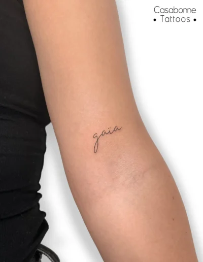 Tatouage du prénom 'Gaïa', sur le bras, à Toulouse