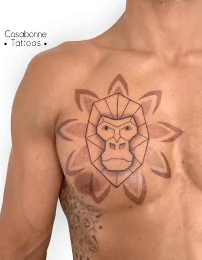 Tatouage d'une tête de gorille avec un mandala floral, sur la poitrine, à Toulouse