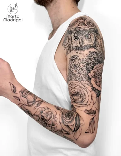Tatouage manchette d'un grand-duc et de roses, sur le bras entier, à Toulouse