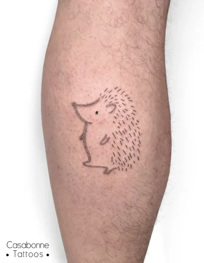 Tatouage dotwork d'un hérisson, sur la jambe, à Toulouse