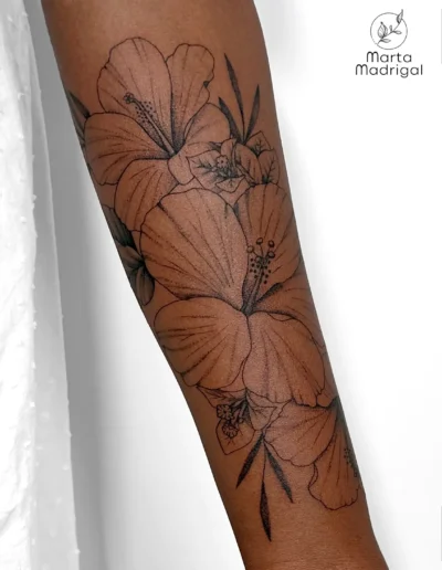 Tatouage d'hibiscus et de bougainvillier sur l'avant-bras, a Toulouse