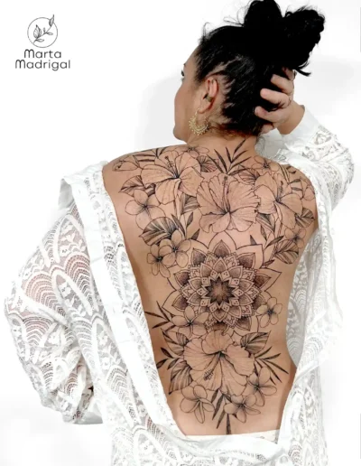 Tatouage hibiscus, frangipanier et mandala sur tout le dos, a Toulouse