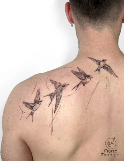 Tatouage d'hirondelles en envol, sur le dos, à Toulouse