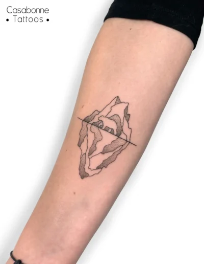 Tatouage géométrique d'un iceberg, sur l'avant-bras, à Toulouse