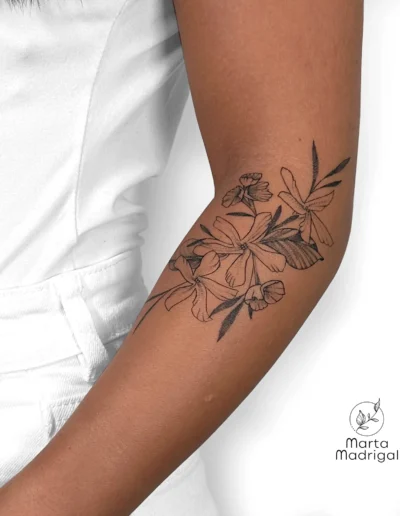 Tatouage de jasmin et de statice sur l'avant-bras, a Toulouse