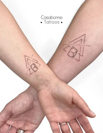 Tatouage assorti géométrique avec l'inscription 'Jobi Joba', sur le poignet, à Toulouse (tatouage en duo)