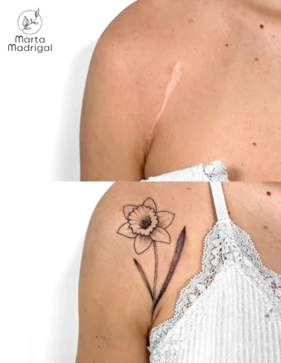 Tatouage jonquille en couverture de cicatrice sur l'epaule, a Toulouse