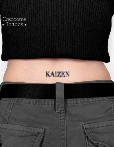 Tatouage du mot 'Kaizen', sur le ventre, à Toulouse