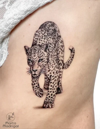 Tatouage réaliste d'un léopard, sur les côtes, à Toulouse