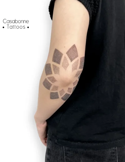 Tatouage dotwork d'une fleur de lotus, sur le coude, à Toulouse