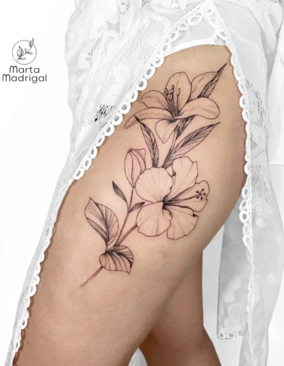 Tatouage de lys et d'hibiscus sur la hanche, a Toulouse