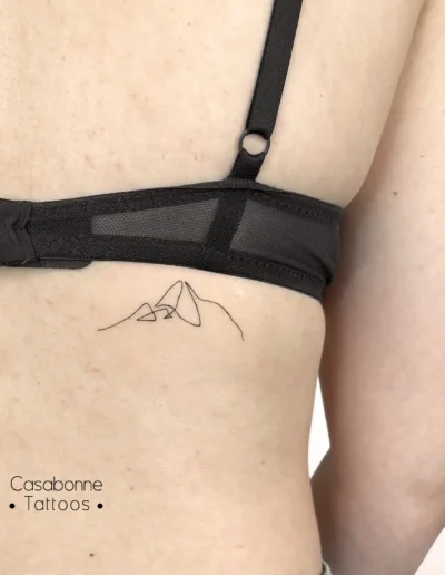 Tatouage ligne fine des montagnes du Machu Picchu, sur les côtes, à Toulouse