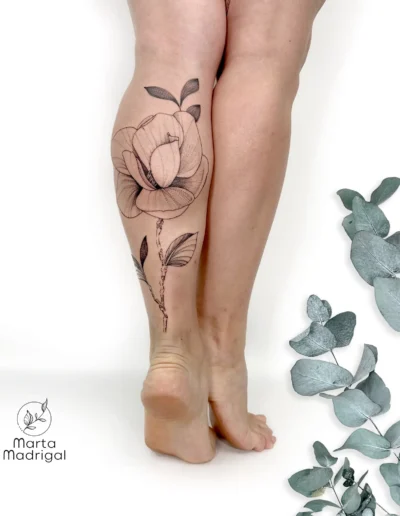 Tatouage de magnolia rose sur le mollet, a Toulouse