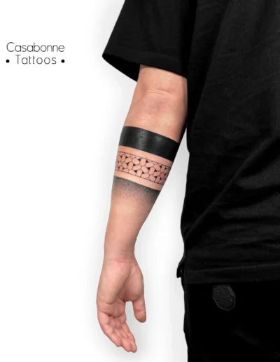 Tatouage manchette dotwork, sur le bras, à Toulouse