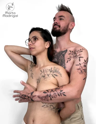 Tatouage manchette de freesias assortis en couple, a Toulouse