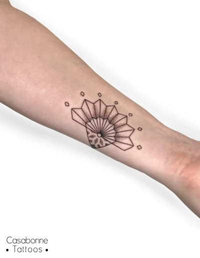 Tatouage d'un mandala géométrique, sur l'avant-bras, à Toulouse