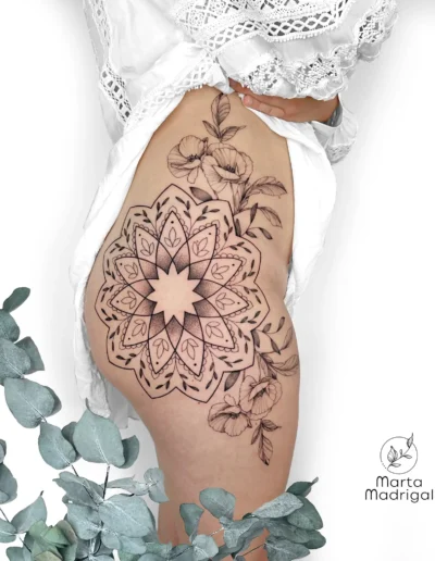 Tatouage mandala floral et coquelicots sur la hanche, a Toulouse