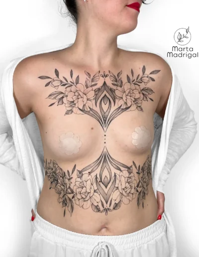 Tatouage mandala et fleurs sur le torse, autre vue, a Toulouse