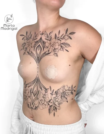 Tatouage mandala et fleurs sur le torse, a Toulouse