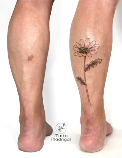 Tatouage marguerite en couverture de cicatrice sur le mollet, a Toulouse