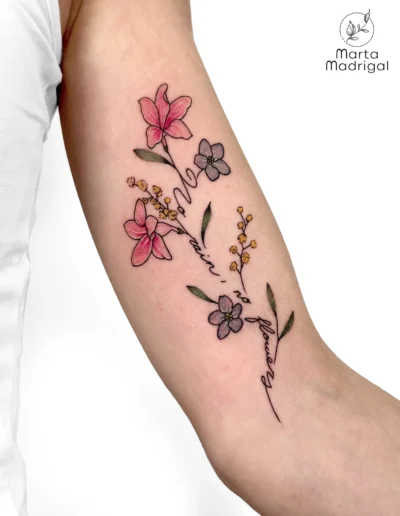 Tatouage floral couleur (mimosa, violette de Chine et myosotis) avec lettrage (citation) sur le bras, a Toulouse