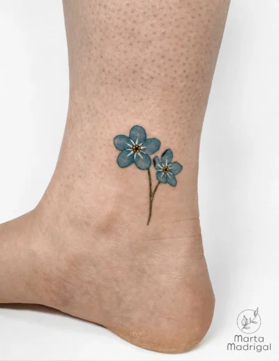 Tatouage de petites fleurs de myosotis en couleur sur la cheville, a Toulouse