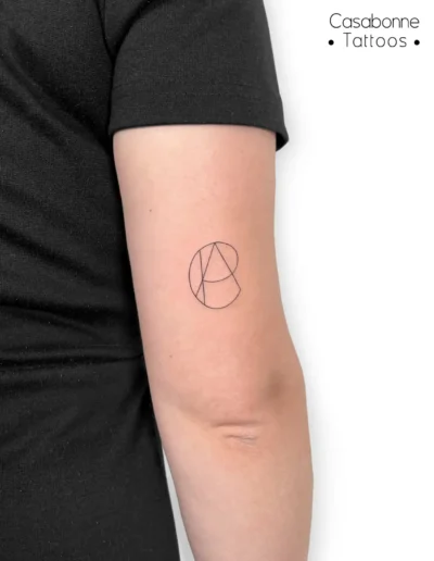 Tatouage d'un monogramme géométrique des lettres 'CAP', sur l'avant-bras, à Toulouse