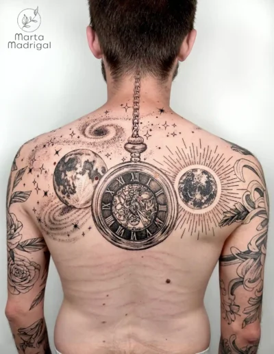 Tatouage d'une montre à gousset avec des éléments astraux, sur le dos, à Toulouse