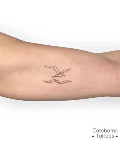 Tatouage ligne fine d'une mouette, sur l'avant-bras, à Toulouse