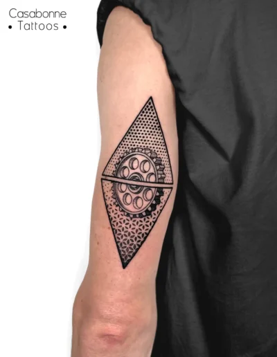 Tatouage dotwork en forme de losange avec un œil, sur l'avant-bras, à Toulouse