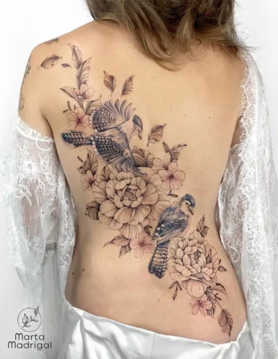 Tatouage de deux oiseaux parmi des pivoines, sur le dos, à Toulouse
