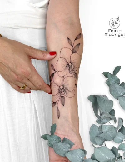 Tatouage d'orchidees sur l'interieur de l'avant-bras, a Toulouse