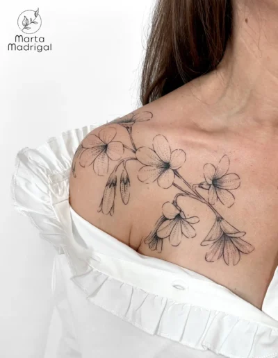 Tatouage d'oxalys sur la clavicule et l'epaule, a Toulouse