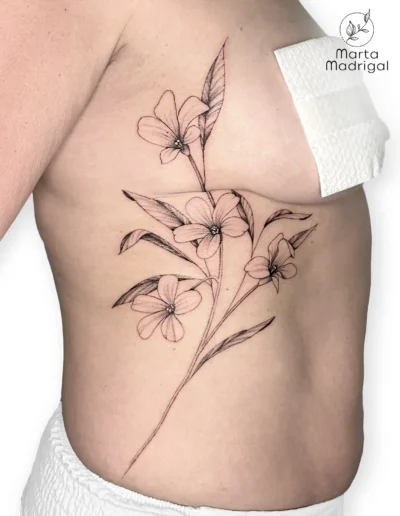 Tatouage d'une branche d'oxalys sur les cotes, a Toulouse