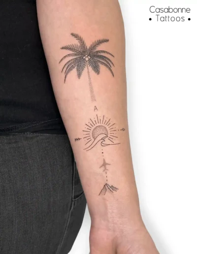Tatouage dotwork d'un palmier, d'une vague et d'un avion, sur l'avant-bras, à Toulouse