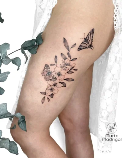 Tatouage d'un papillon et de fleurs de cerisier, sur la cuisse, à Toulouse