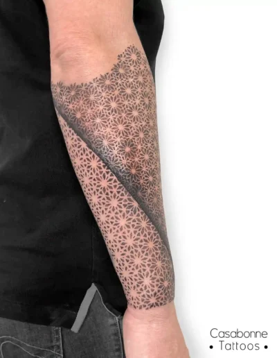 Tatouage de patrons géométriques japonais (asanoha), vue rapprochée, sur la jambe, à Toulouse