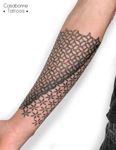 Tatouage de patrons géométriques dotwork en manchette, sur l'avant-bras, à Toulouse