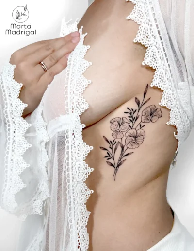 Tatouage de pensees en noir et gris sur les cotes, a Toulouse