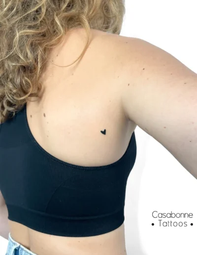 Petit tatouage d'un cœur, sur la poitrine, à Toulouse